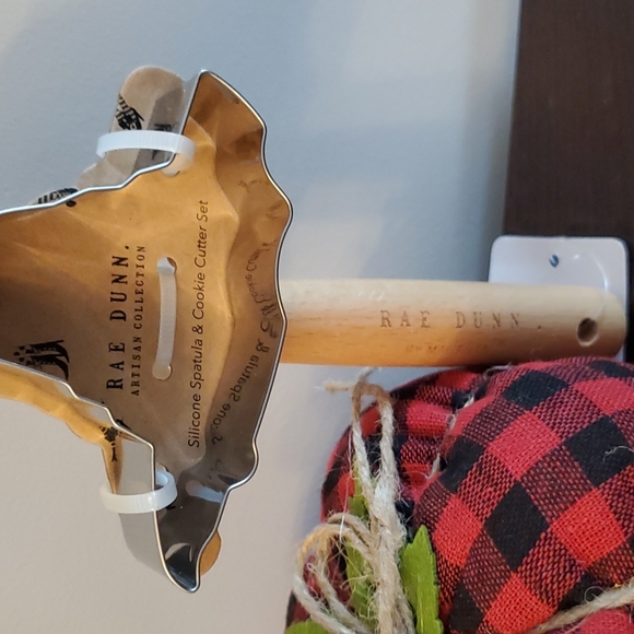 Rae Dunn Toxic Spatula with Witch Hat Cookie Cutter - Picture 2 of 2